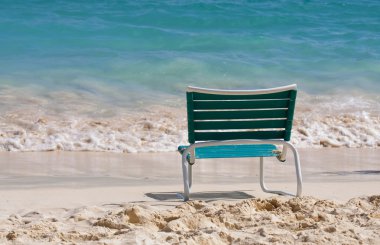 kumlu bir plaj üzerinde boş sandalye