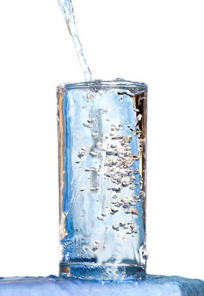 Wasser in ein Glas gießen — Stockfoto