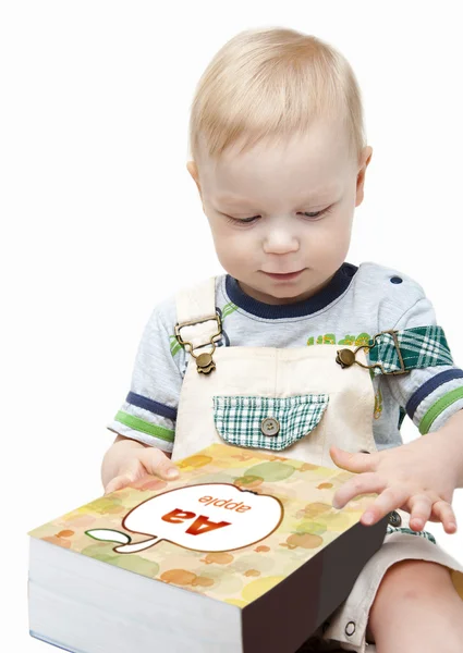 Schattige kleine jongen lezen van een boek — Stockfoto