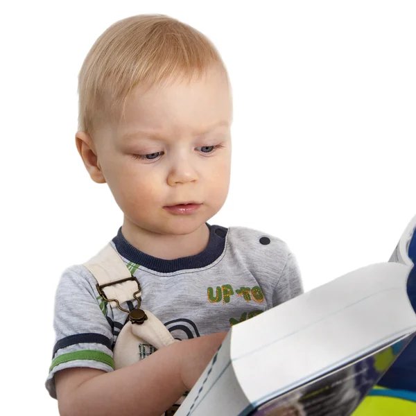 Söt liten pojke läser en bok — Stockfoto