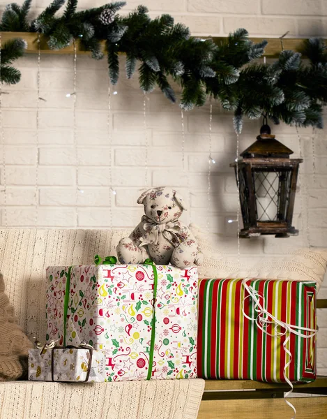 Cute teddy beer met geschenken Rechtenvrije Stockfoto's