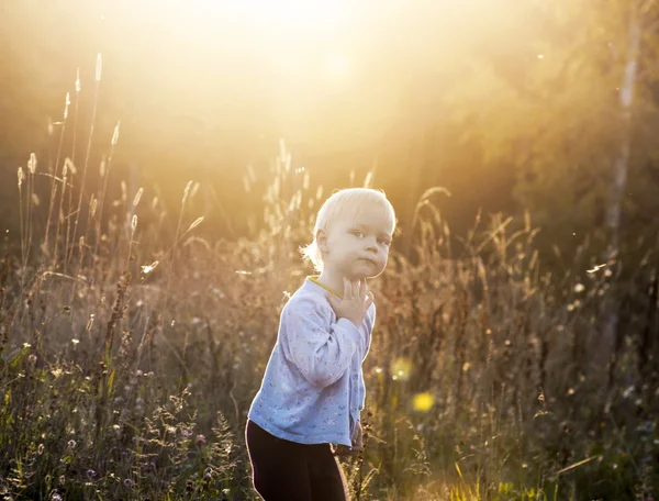 Klein kind in het veld — Stockfoto