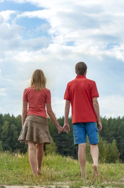 Mutlu çift el ele tutuşuyor.