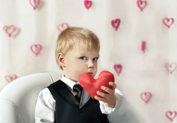 Día de San Valentín - lindo niño con el corazón rojo en las manos . — Foto de Stock