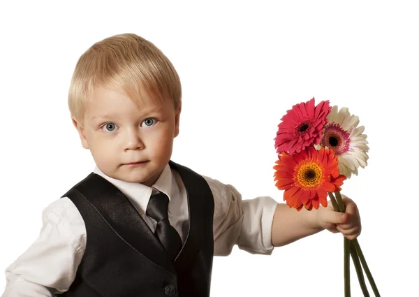 Ung blond man in med blomma — Stockfoto