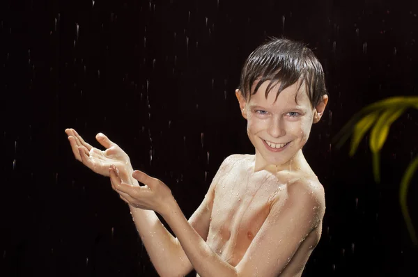 Criança feliz andando sob a chuva — Fotografia de Stock