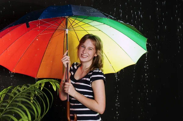 Menina sorridente com guarda-chuva colorido — Fotografia de Stock