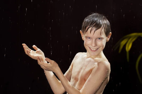 Happy kid promenader under regn Royaltyfria Stockbilder