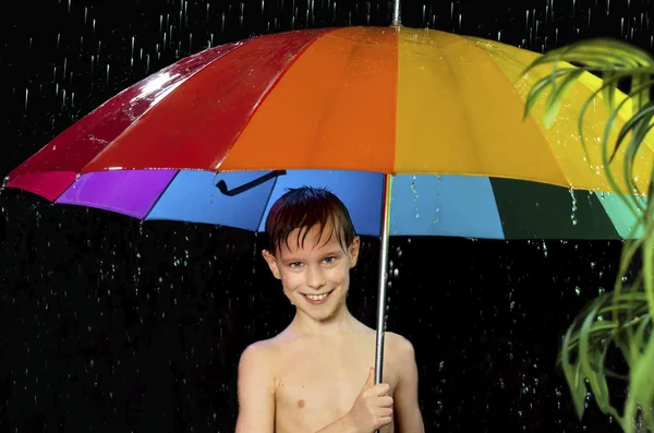 Sorrindo menino com guarda-chuva colorido — Fotografia de Stock
