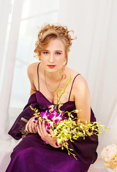 Fashion Beauty Model Girl with Flowers — Stock Photo, Image