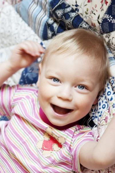 幸せの美しい小さな男の子の肖像画 — ストック写真