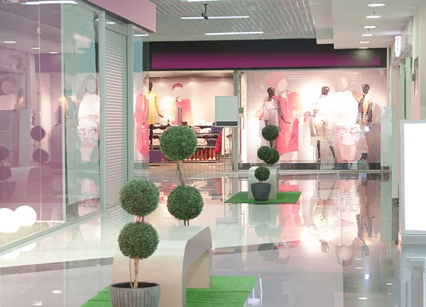 Interior do shopping rosa — Fotografia de Stock