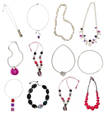 kümesi üzerinde beyaz izole gümüş neckalce