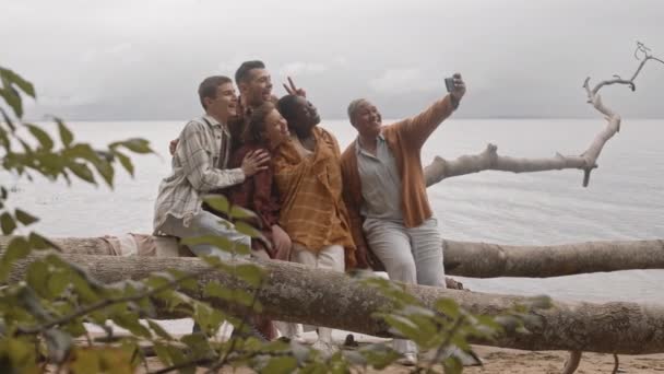 Lunga Serie Giovani Donne Uomini Multietnici Seduti Vecchio Albero Caduto — Video Stock