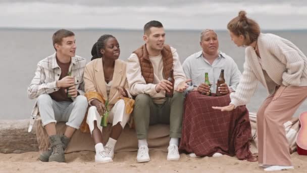 Locked Cropped Caucasian Woman Standing Beach Showing Gestures Moving Explaining — Stock Video