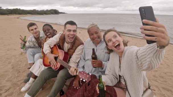 Pět Multietnických Žen Mužů Sedících Písčité Pláži Držících Láhve Piva — Stock video