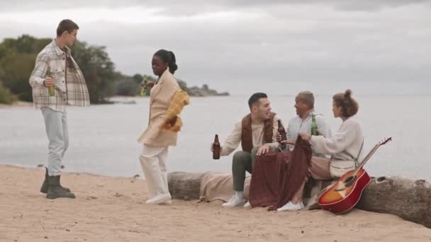 Szerokie Ujęcie Afrykańskich Mieszanych Kaukaskich Przyjaciół Pijących Butelkowane Piwo Tańczących — Wideo stockowe