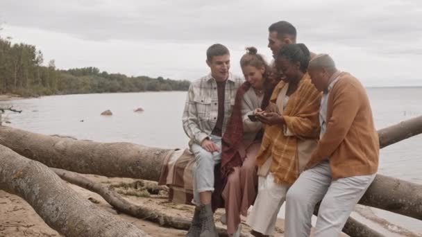 Medium Long Cinco Mulheres Homens Multiétnicos Sentados Velha Árvore Caída — Vídeo de Stock