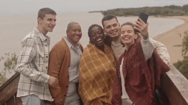 Μέτριο Νέων Διαφορετικών Γυναικών Και Ανδρών Φίλων Που Παίρνουν Selfie — Αρχείο Βίντεο