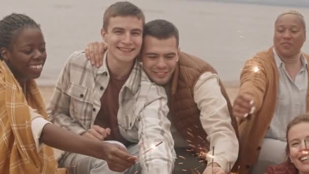 Середній Рівень Молодих Друзів Сидить Березі Озера Неприємний День Тримаючи — стокове відео