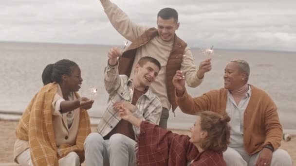 Médio Longo Jovens Amigos Diversos Sentados Praia Dia Desagradável Segurando — Vídeo de Stock