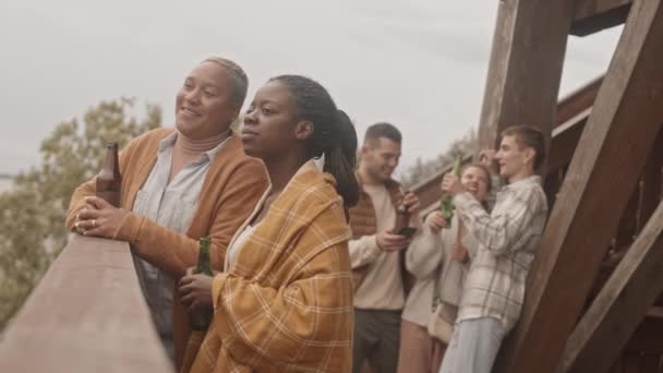 Przechylone Medium Młodych Mieszanych Ras Afrykańskich Kobiet Stojących Balkonie Domku — Wideo stockowe