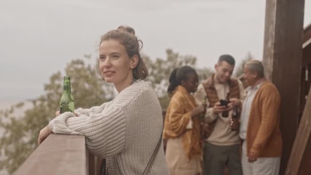 Kafkasyalı Genç Bir Kadının Elinde Bira Şişesi Sahil Evinin Terasında — Stok video
