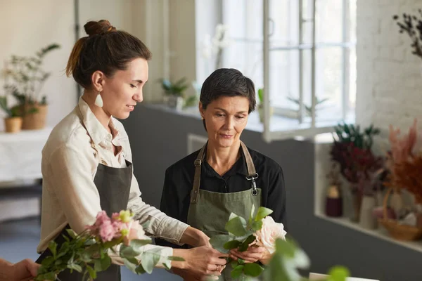 Buketleri Düzenleyen İki Kadın