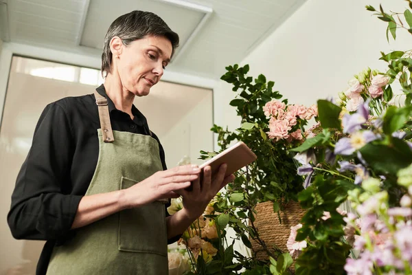 Floristería trabajando en tienda — Foto de Stock