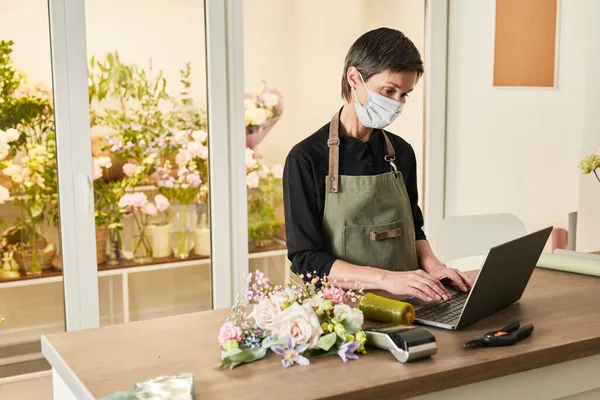 Sales Assistant Draag Masker in Shop — Stockfoto