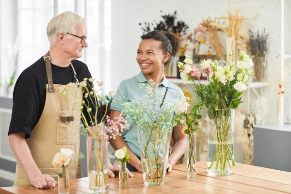 Försäljaren pratar med kunden i butiken — Stockfoto