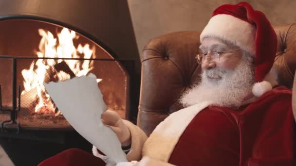 Niski Kąt Szczęśliwy Święty Mikołaj Czerwono Białym Stroju Kapeluszem Siedzi — Wideo stockowe