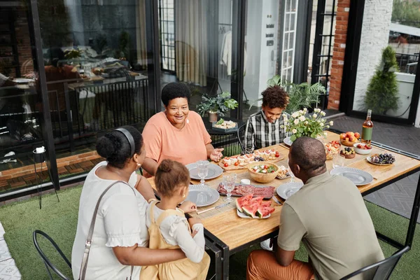 Familj middag utomhus — Stockfoto