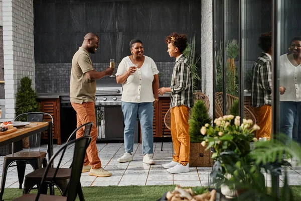 Modern familj på terrassen — Stockfoto
