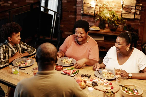 Abuela sonriente en la cena familiar —  Fotos de Stock