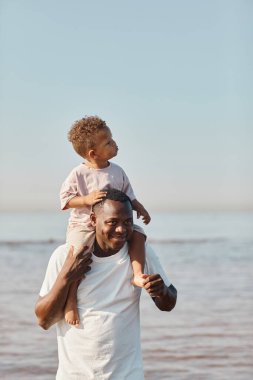 Omuzlarında Bebek Taşıyan Afrikalı Amerikalı Baba