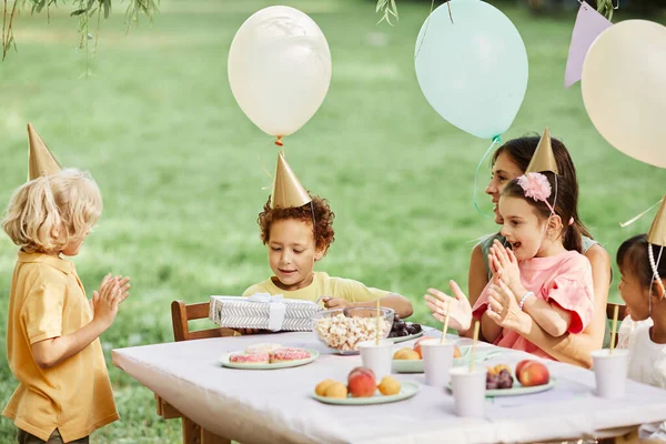 Dzieci cieszące się urodziny w lecie — Zdjęcie stockowe