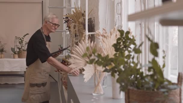 Yaşlı Bir Adamın Küçük Bir Çiçekçide Çalışıp Vazolarda Kurutulmuş Çiçekleri — Stok video