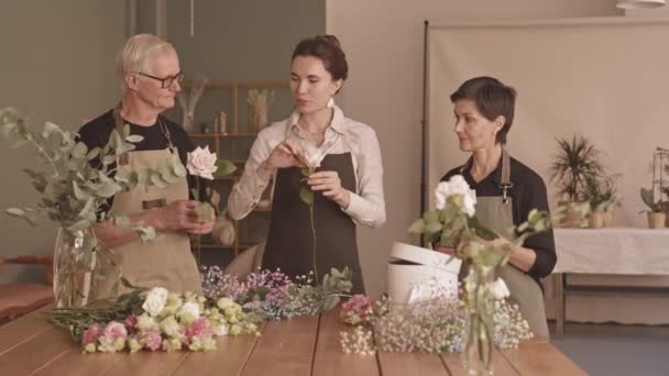 Foto Media Florista Joven Enseñando Pareja Adulta Cómo Organizar Flores — Vídeos de Stock