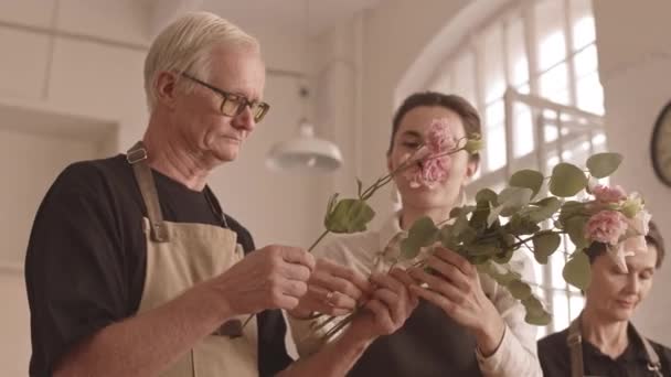 Inyección Cintura Ángulo Bajo Floristería Femenina Joven Que Enseña Hombres — Vídeos de Stock