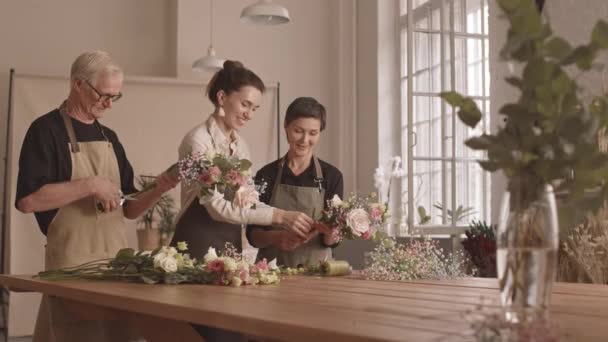 Střední Záběr Mladé Profesionální Žena Květinářství Pomáhá Laskavý Dospělý Pár — Stock video