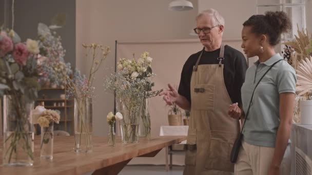 Medelhög Hugg Skott Kaukasiska Senior Man Äga Små Blomsteraffär Talar — Stockvideo