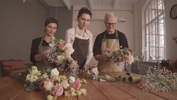Genç Bayan Çiçekçinin Çiçek Aranjmanlı Yetişkin Erkek Kadına Rahat Stüdyoda — Stok video
