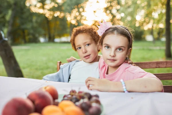 Kids at Table Outdoors — Stock Photo, Image
