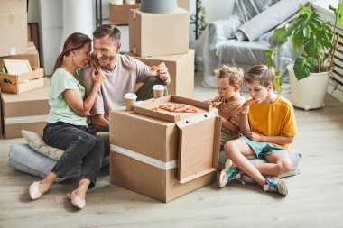 Yeni Evde Mutlu Aile Pizza Yiyişi