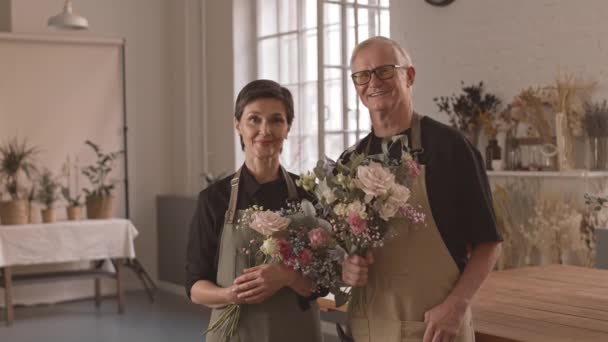 Medium Porträtt Glada Par Florister Med Vackra Buketter Blommor Poserar — Stockvideo