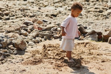 Sahilde küçük çocuk