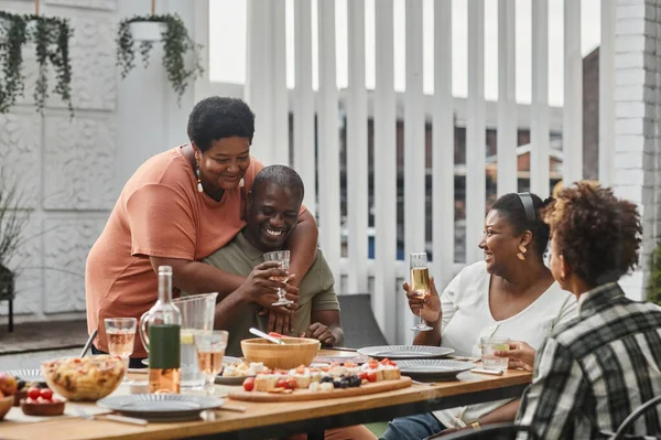 Comedor familiar en la terraza al aire libre —  Fotos de Stock