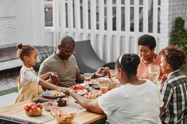 Famille heureuse disant grâce au dîner — Photo