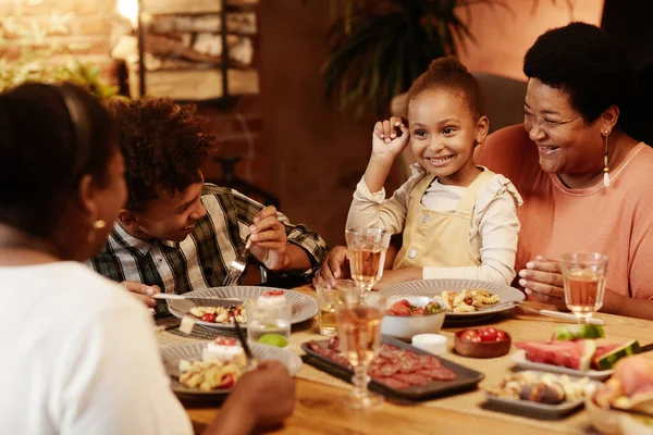 Africká americká rodina u jídelního stolu — Stock fotografie